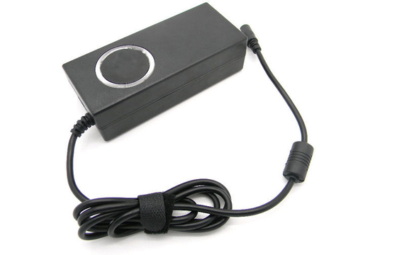 O CE Certificates C.A. 90W ao adaptador universal do poder do portátil da C.C. sobre a proteção atual