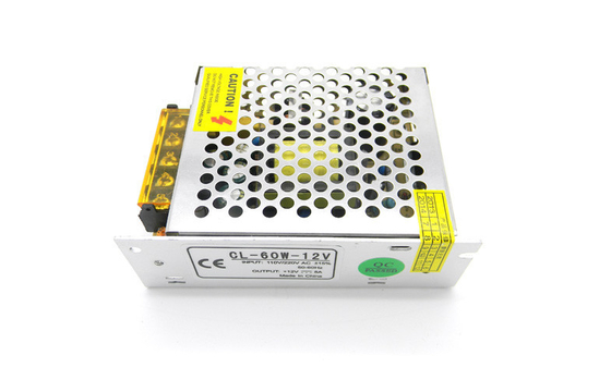 O diodo emissor de luz ilumina a C.A. ao adaptador da alimentação de DC Sobre o curto-circuito da tensão 60Watt