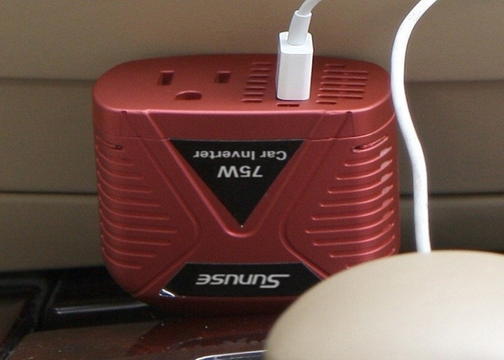 C.C. do inversor 12v do poder do carro da eficiência elevada 75w a C.A. 220v com a tomada do isqueiro do cigarro