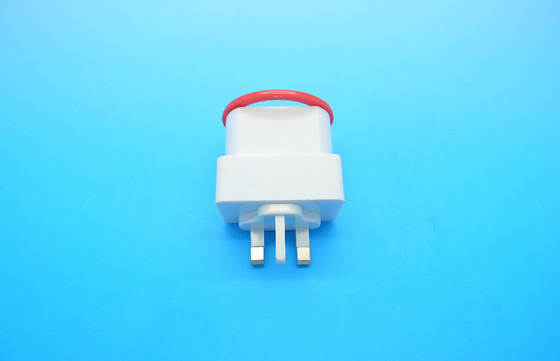 A tomada BRITÂNICA universal atual constante do carregador 5V 2.0A do curso de USB, FCC peça 15B