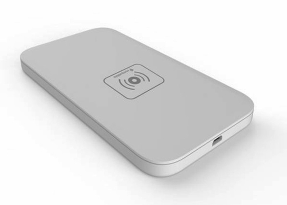 Acessórios brancos do celular, acessórios dos telefones móveis em armazenar o carregador sem fio universal