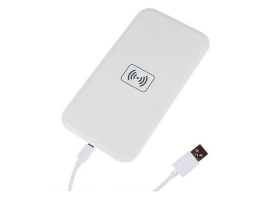 Acessórios brancos do celular, acessórios dos telefones móveis em armazenar o carregador sem fio universal