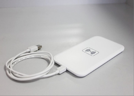 Acessórios brancos do celular, acessórios dos telefones móveis em armazenar o carregador sem fio universal