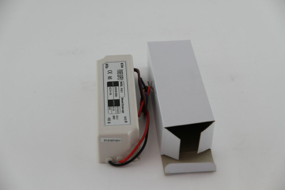 C.A. constante impermeável do motorista 120V do diodo emissor de luz da tensão de IP67 60W, caixa plástica isolada