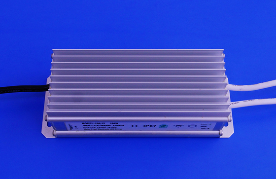 A alimentação conduzida Ip67 da luz de rua do alumínio fonte uma eficiência elevada de 100 watts