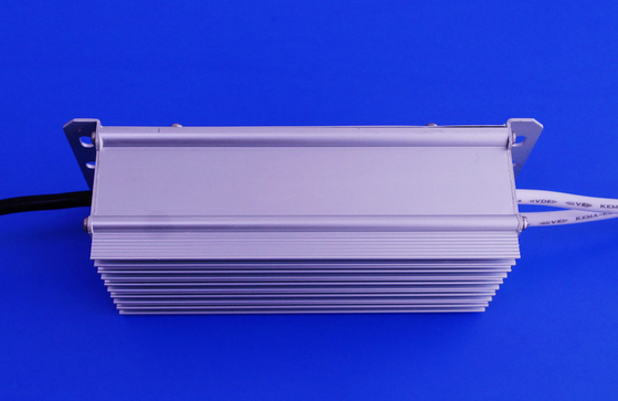 A alimentação conduzida Ip67 da luz de rua do alumínio fonte uma eficiência elevada de 100 watts