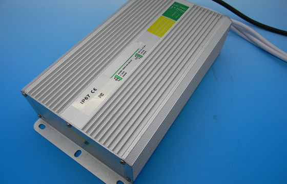 A caixa de distribuição impermeável do motorista do diodo emissor de luz da eficiência elevada conduziu a fonte de alimentação do motorista