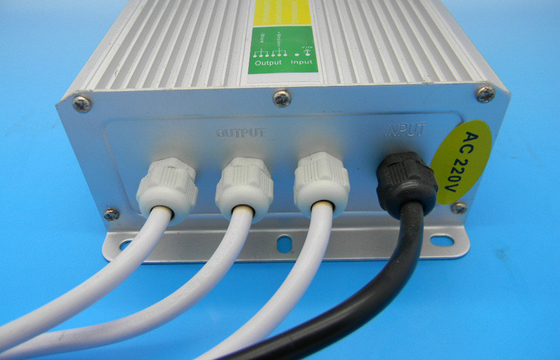 A caixa de distribuição impermeável do motorista do diodo emissor de luz da eficiência elevada conduziu a fonte de alimentação do motorista