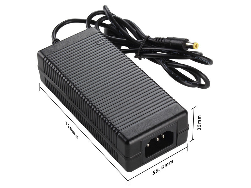 Adaptador preto da C.A. do computador de 12V 5A, adaptador do poder do Desktop